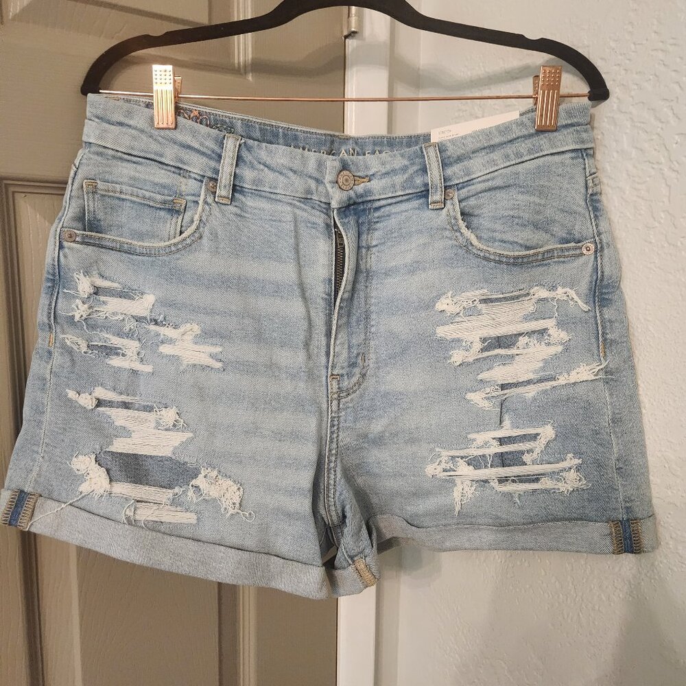 NWT Curvy Mom Short with Embroidery